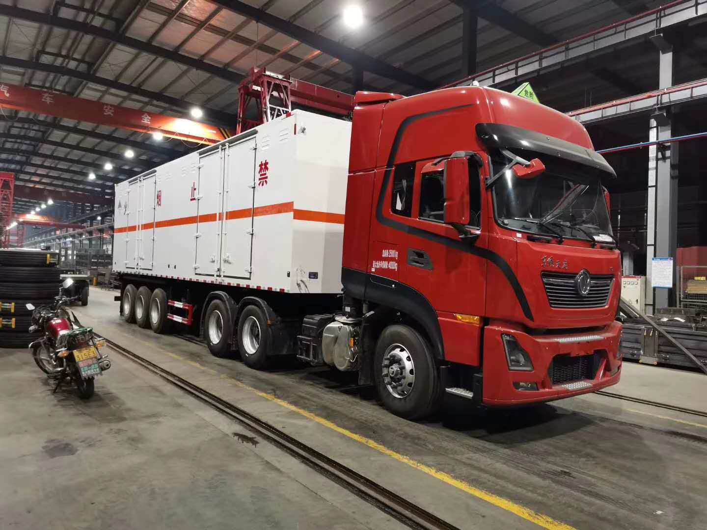 13米半挂式废机油厢式危化车 安全合规运输九类危险品的专业解决方案