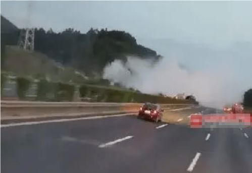 广西高速突发危化品泄漏事故 油罐车侧翻腐蚀品外泄，应急处置全面展开